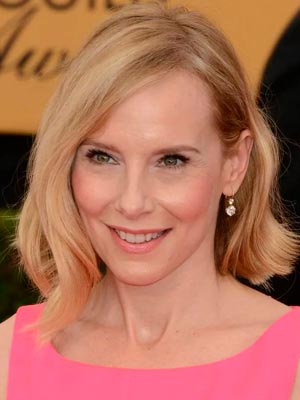 Эми Райан в роли Мелани Мэтьюз