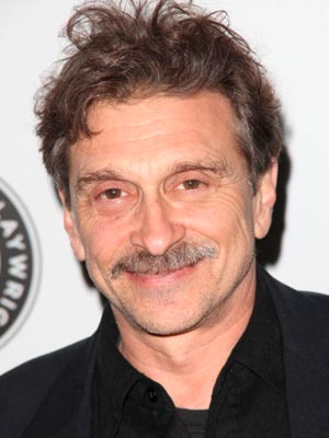 Деннис Буцикарис в роли Берни Сигела